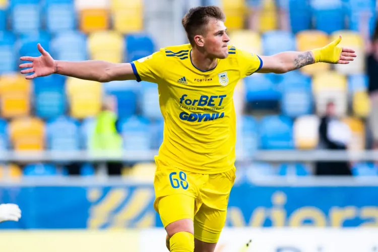 Czubak podwyższa przewagę Arki na 2:0 w meczu z Chrobrym Głogów