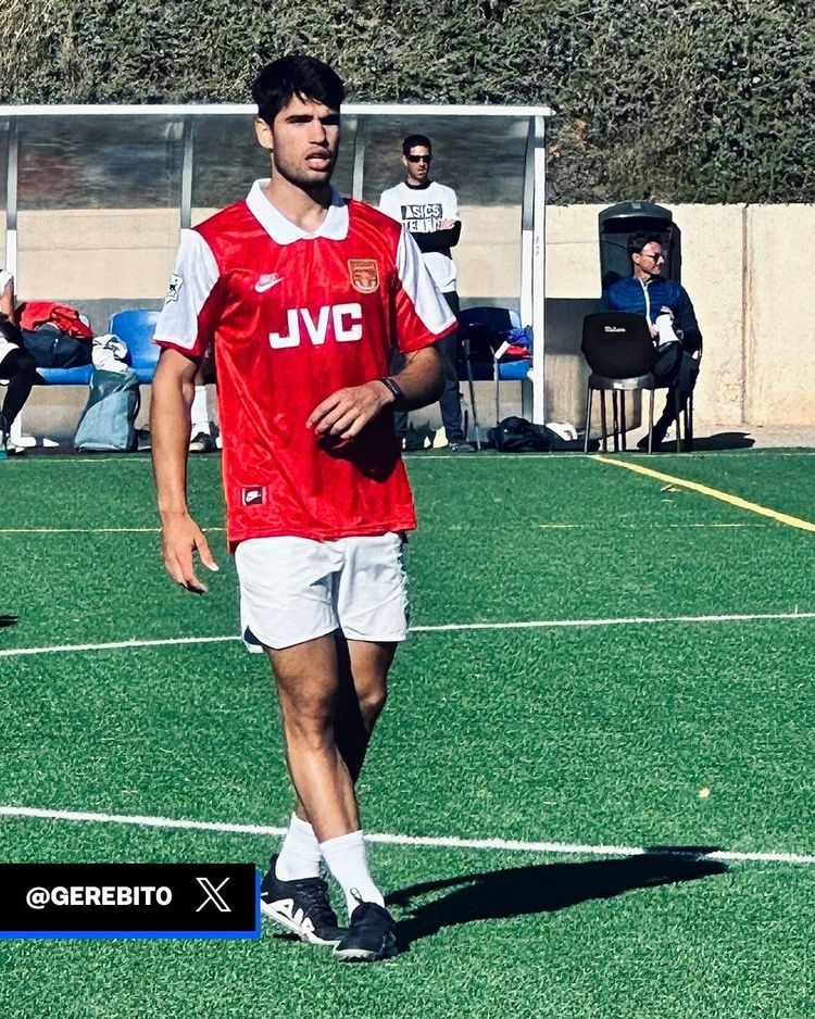 Carlos Alcaraz w retrokoszulce Arsenalu