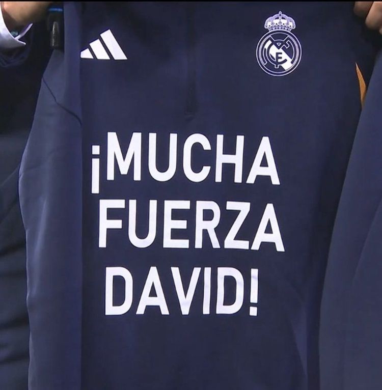 Koszulki piłkarzy Realu z wyrazami wsparcia dla Alaby