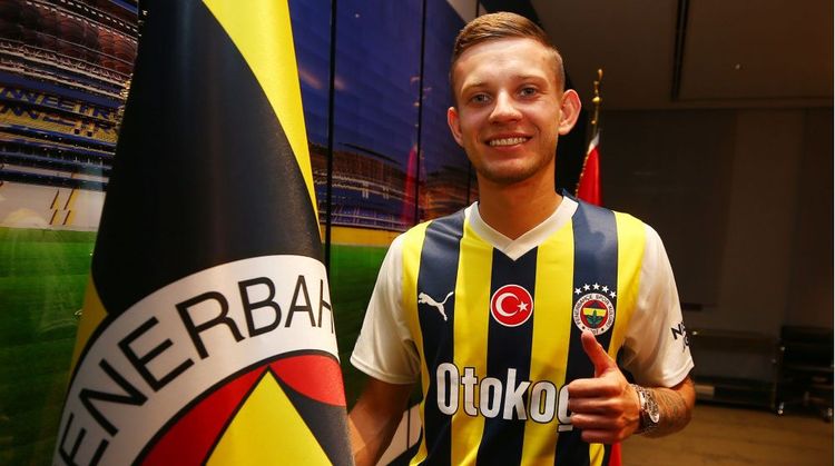 W Fenerbahce Szymański już jest popularniejszy od Ardy Gulera!