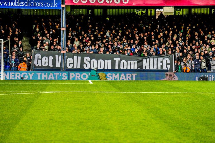 Kibice Newcastle United wspierają kapitana Luton Town