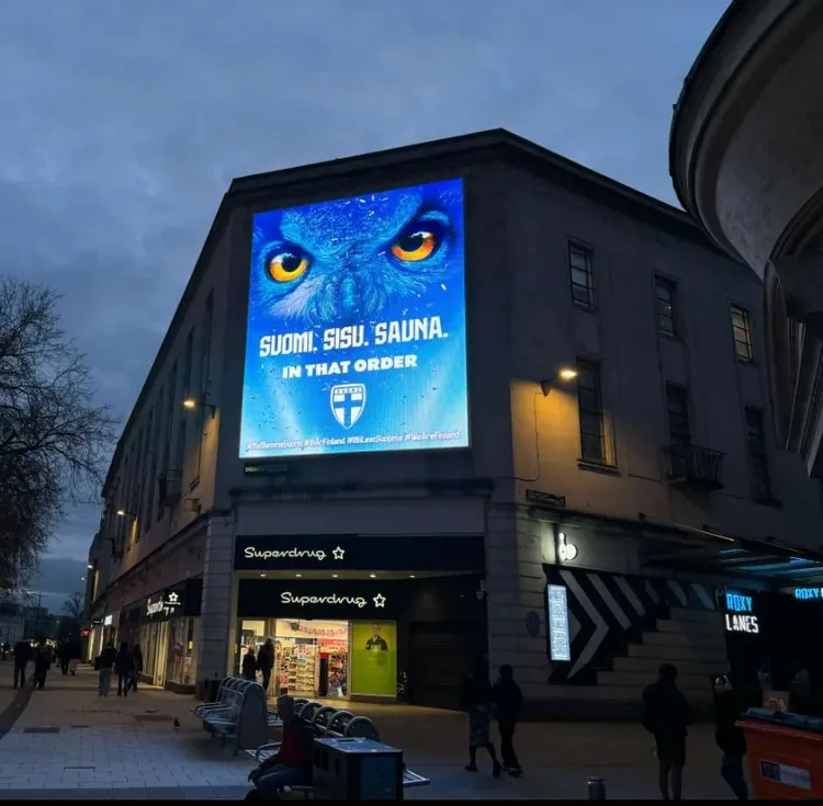 Finowie postawili bilbord w Cardiff przed barażami z Walią