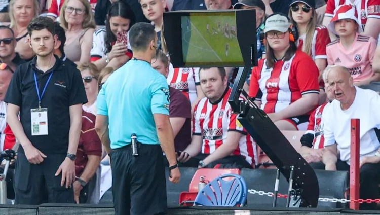 Nowość na angielskich stadionach. Chodzi o system VAR